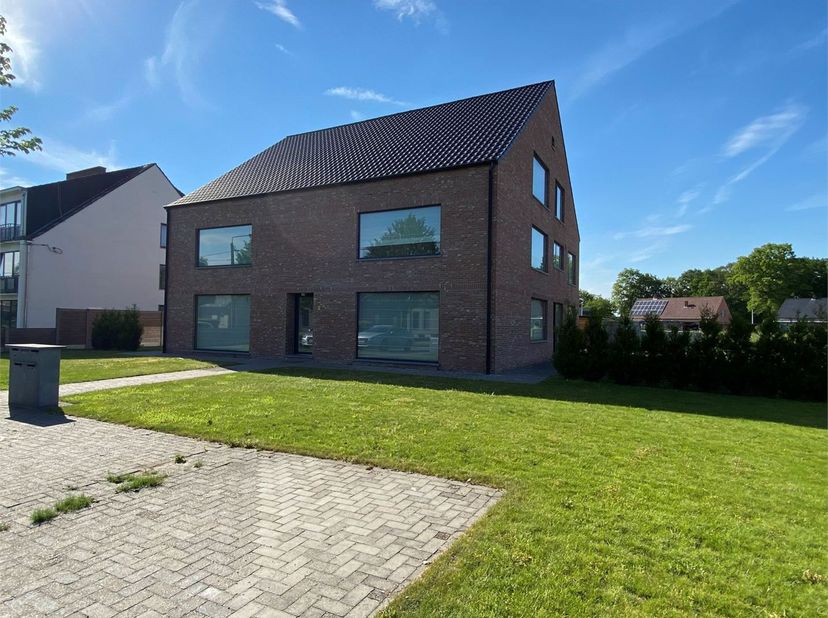 ---vrij vanaf 01/10/2026---<br />
<br />
Dit ruime appartement op de gelijkvloerse verdieping, ligt vlakbij de dorpskern van Vlimmeren.<br />
<br />
H