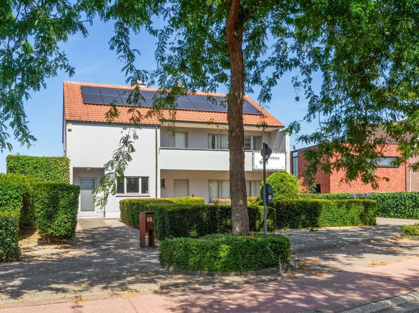 Ligging:<br />
<br />
Deze veelzijdige eigendom is gelegen aan de Diestersteenweg 88 in Kermt, op een vlot bereikbare locatie met een goede verbindi