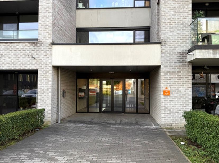 Deze serviceflat is gelegen op de begane grond.<br />
Het betreft hier een woonappartement met een zeer goede afwerking.<br />
De Residentie zelf kent