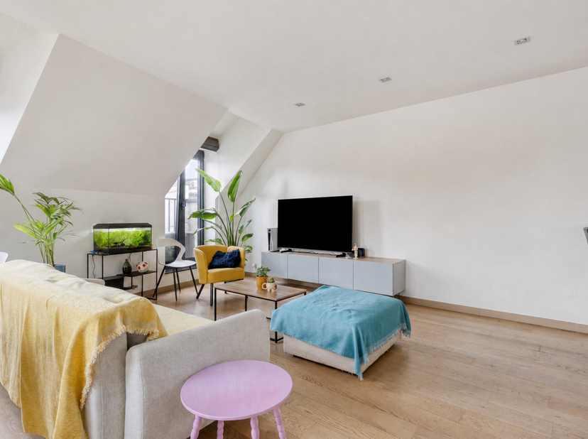 Idéalement situé dans le centre-ville historique, ce récent appartement en duplex offre tout le confort moderne. Hall d'entrée privatif avec vestiaire