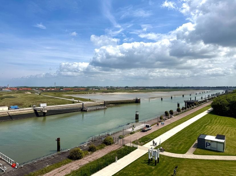 Genieten van een uitzonderlijke ligging met panoramisch uitzicht!<br />
<br />
Dit charmante appartement biedt een adembenemend zicht op de Havengeul,