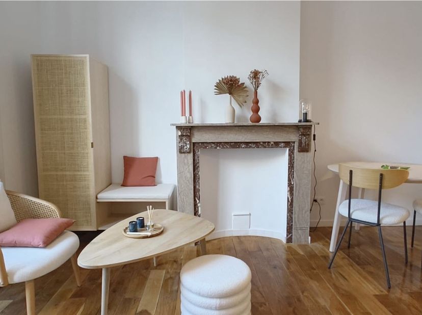 Magnifique studio meublé au 1er étage d'une petite copropriété de deux appartements. Il est situé dans une rue calme entre la place Flagey et l'univer