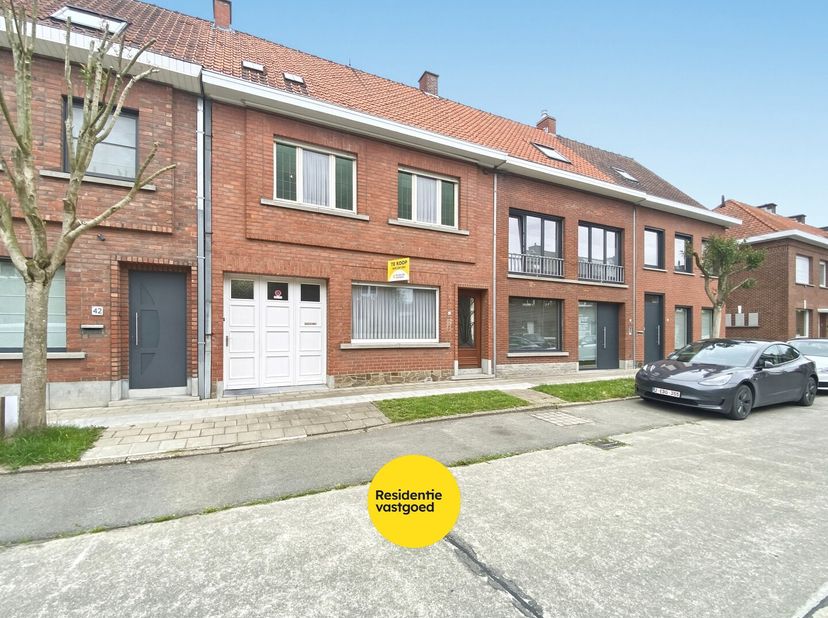 KIJKDAG ZATERDAG 27/06 VAN 10U TOT 12U! (graag vooraf inschrijven) Gezinswoning met 3 slaapkamers en zongerichte tuin in Izegem! Op een goede rustige