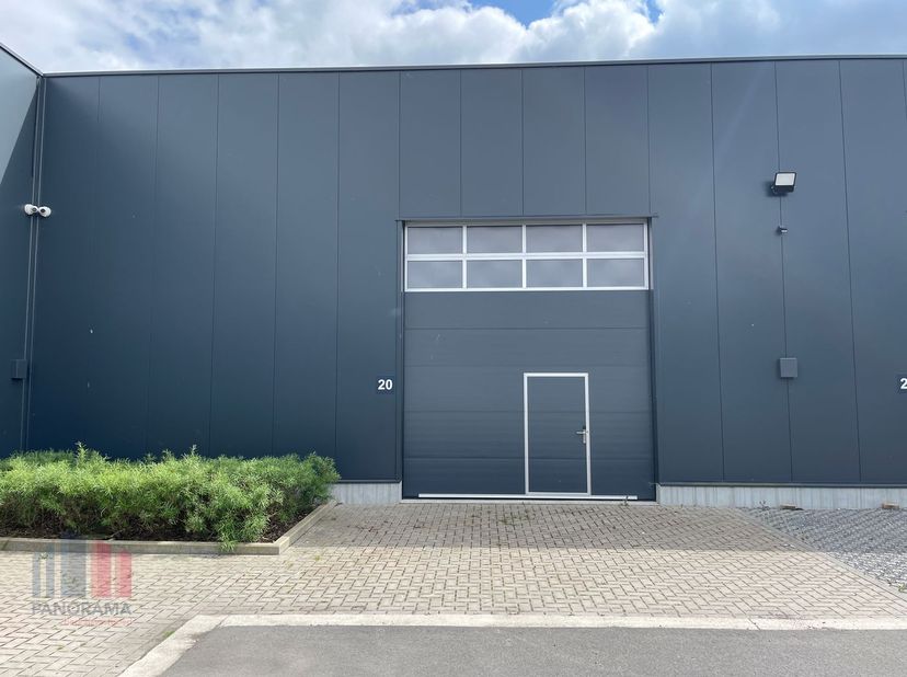 Langs de Schaapbruggestraat in Roeselare bevindt zich deze kwalitatieve nieuwbouwloods, ideaal voor ondernemers die op zoek zijn naar een moderne en f