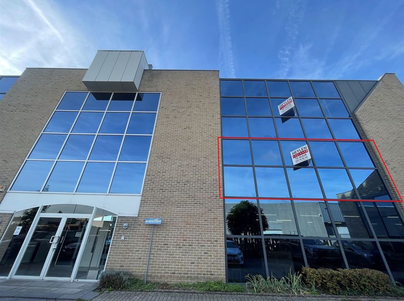 Situation : Ce bureau est situé près du centre de Vilvorde et est facilement accessible par les transports publics et par l'autoroute E19 Anvers-Bruxe
