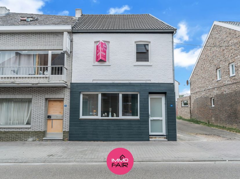 Instapklare gezinswoning nabij het centrum<br />
<br />
Deze royale gezinswoning is gelegen op wandelafstand van het centrum van Lanaken. Winkels, sch