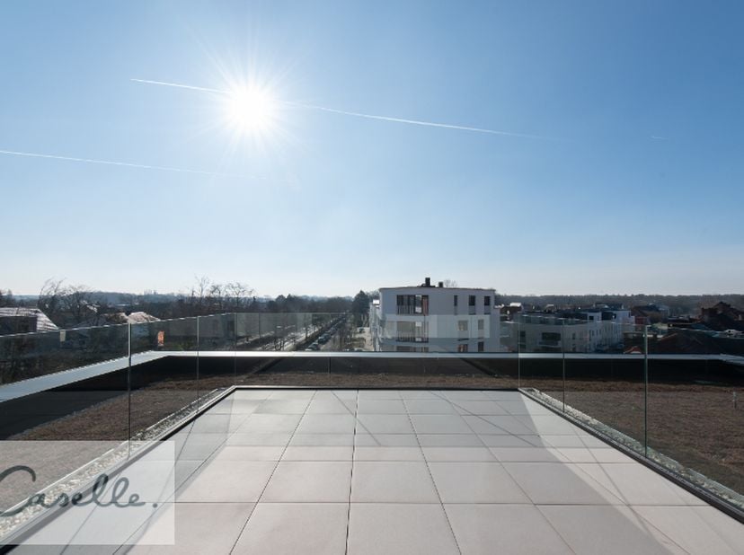 Instapklaar en luxueus penthouse met ruime zuidwestgerichte GIGA terrassen in Sint-Michiels. Dit lichtrijke appartement werd volledig geschilderd en a