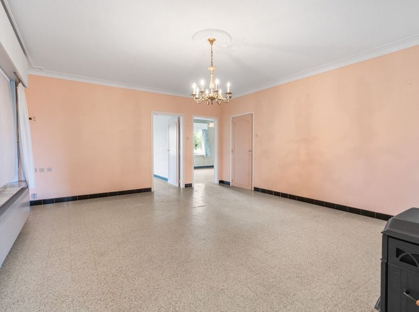 Te koop: open bebouwing in Zulte, gelegen in een rustige residentiële omgeving en nabij belangrijke invalswegen. Deze woning uit 1964 biedt een ruim p