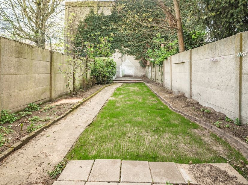 Op de gelijkvloers van dit volledig gerenoveerd kleinschalig appartementsgebouw op de Salvialei bevindt zich dit instapklare appartement. Dankzij de r