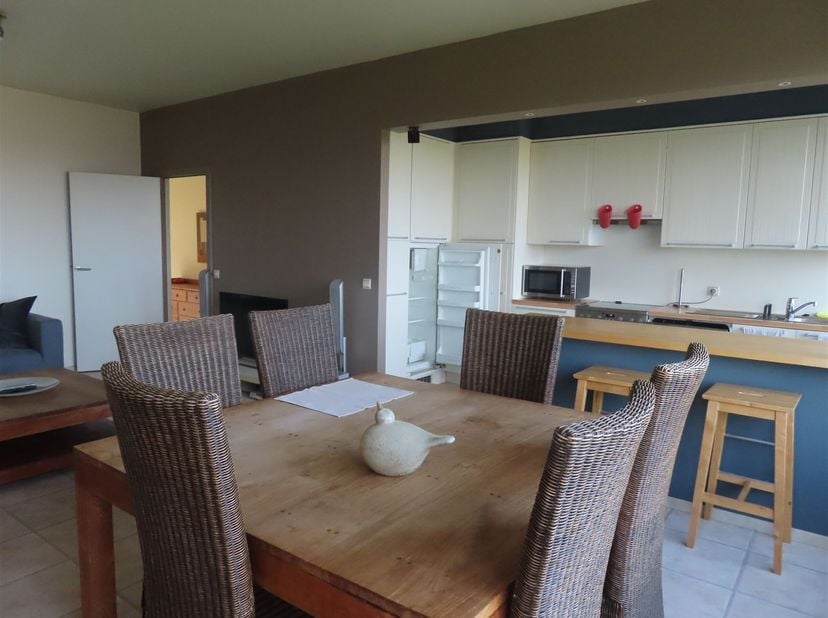 Appartement de deux chambres meublé de manière fonctionnelle sur Antwerp LO avec des vues fantastiques sur Anvers !  L'appartement est situé au 6ème é