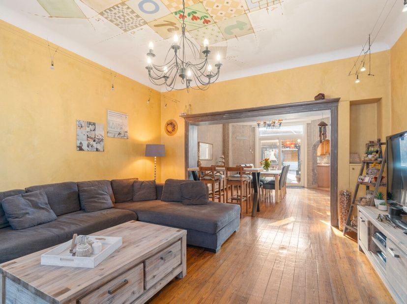 LiggingIn het hart van Zelzate bevindt zich deze prachtige historische woning boordevol charme en authenticiteit. Een uniek pand waar karaktervolle el