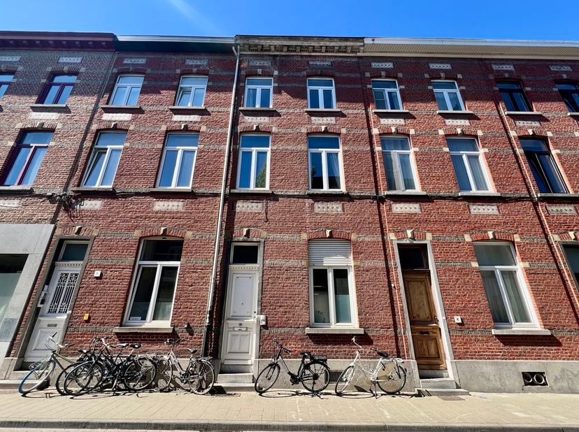 Beschikbaar vanaf 1/08. Available from 1/08<br />
No students/geen studenten (PHD allowed). <br />
Alle huurders zijn verplicht hun domicilie op het a