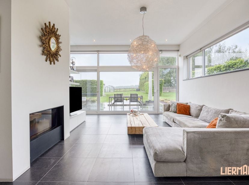 -- BEZOEKDAG ZAT 06/06 (VM) - ENKEL OP AFSPRAAK - 053 89 99 66 --<br />
Deze instapklare en ruime gezinswoning combineert comfort, luxe en een uitzond