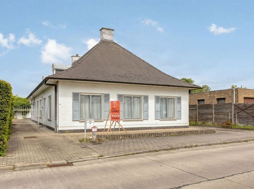Spacieuse villa à rénover (356m² habitables) dans un endroit calme.<br />
L'entrée de la maison à rénover se fait par un hall d'entrée spacieux avec