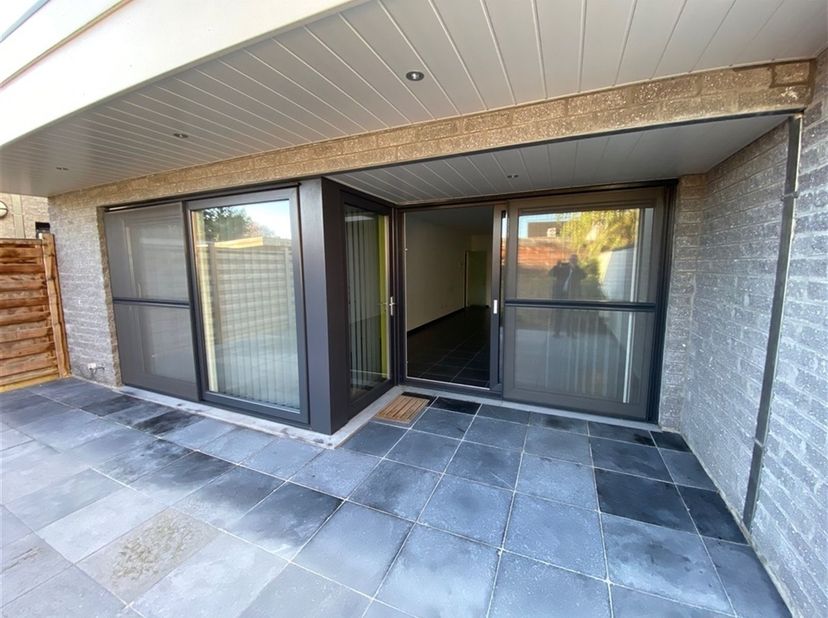 Prachtig gelijkvloers 2SK appartement met tuintje.<br />
<br />
Het appartement met EPC label B heeft een zeer ruime living van 37m2 en aaneensluite