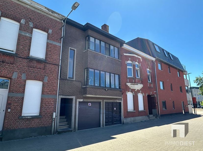 Te renoveren woning met 3 slaapkamers, ingerichte zolder, 2 garages en tuin in Diest<br />
Op een centrale locatie binnen de ring van Diest (aan de Fe