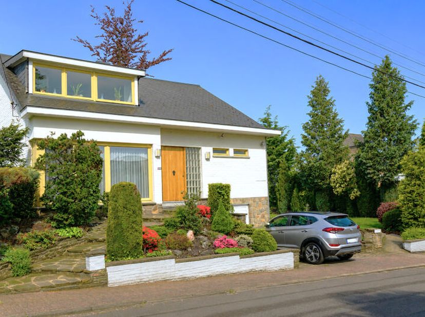 Dans un quartier résidentiel calme, à 5 minutes des commodités, découvrez cette jolie maison (+/- 176m² d'après PEB) 3 à 4 chambres sur un terrain de