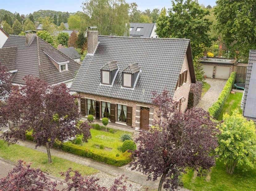 Ruime open bebouwing met prachtige tuin op toplocatie in Ekeren<br />
In een rustige doodlopende straat in het gegeerde Ekeren-Donk bevindt zich deze