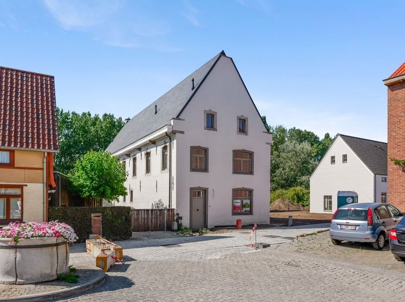Wonen met karakter in het hart van rust en geschiedenis<br />
<br />
Aan de rand van Sint-Truiden, verscholen in het sfeervolle Begijnhof, bevindt zic