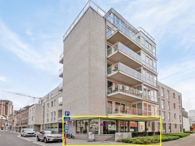 Welkom in het bruisende hart van Sint-Truiden, waar we u graag voorstellen aan een uitstekend gelegen handelspand op Diesterstraat 40, pal in het comm