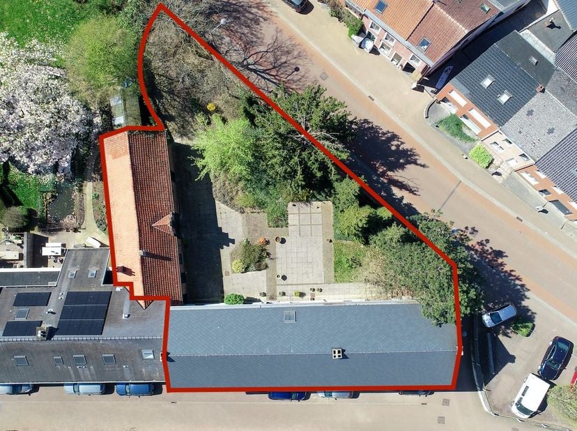 Omschrijving<br />
Deze uitzonderlijke herenwoning met beschermd dorpsgezicht bevindt zich pal in het centrum van Langdorp en is een ware parel voor l