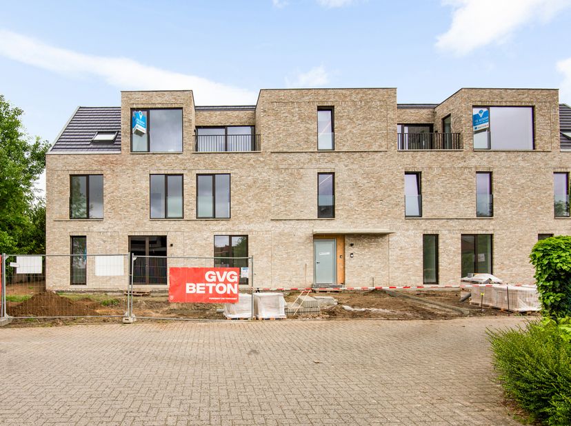 Dit knap nieuwbouwappartement (71m²) is gelegen op de tweede verdieping van nieuwbouwresidentie Moes Sjiek. Dit appartement omvat een ruime, lichtrijk