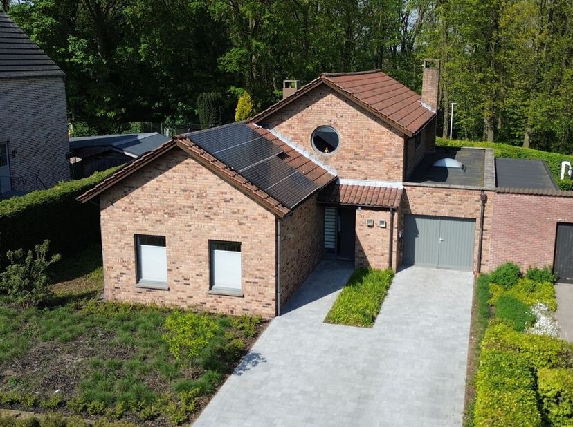 Instapklare energiezuinige woning met 3 slaapkamers en inpandige garage, op een mooie rustige ligging<br />
Richtprijs: 589.000 euro <br />
Via de ink