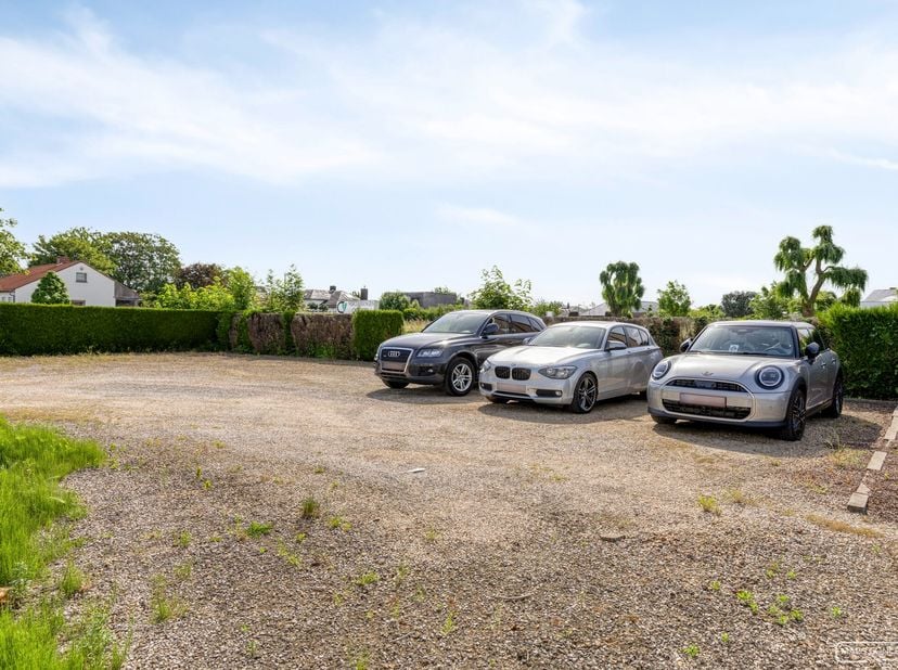 Te koop perceel grond van 1375 m2&amp;nbsp;gelegen langs de Gentseweg te Desselgem.<br />
Straatbreedte van 25m en diepte van 55m<br />
<br />
&amp;nbsp;