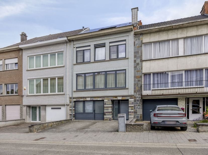 Cette maison bel-étage spacieuse bénéficie d’une excellente situation à Dilbeek, à la fois centrale et calme, à proximité du centre, des axes principa