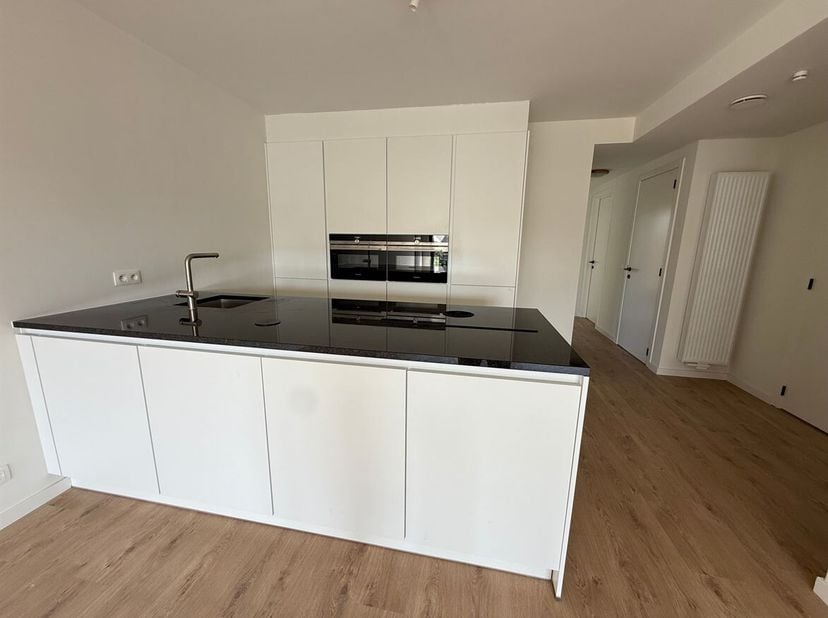 Ligging: Het appartement bevindt zich in een rustige omgeving in Brasschaat, met winkels, scholen en openbaar vervoer binnen handbereik.<br />
Beschri