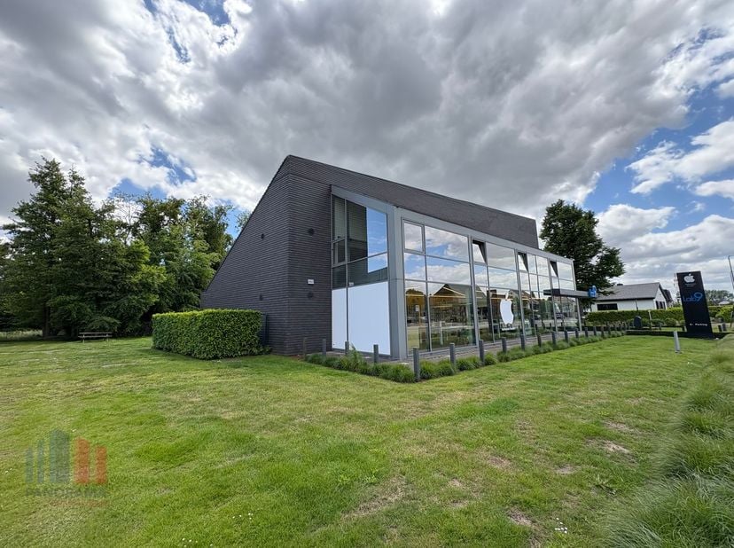 Instapklaar en modern kantoor van 345 m² te huur op de 1ste verdieping van een commercieel pand met uitstekende zichtbaarheid langs de Kortrijksesteen