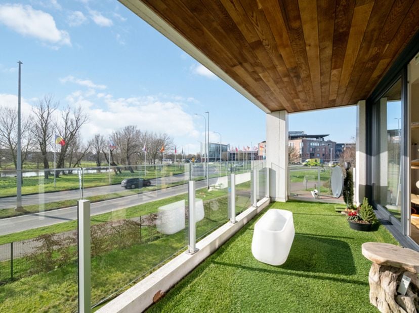 Situé au premier étage d’un immeuble soigné et récent, cet agréable appartement dispose de deux chambres et d’une spacieuse terrasse offrant une vue d
