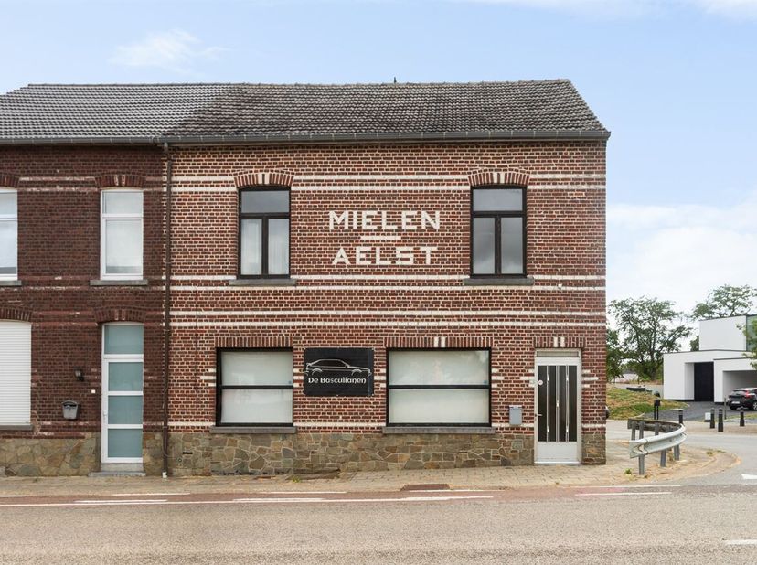 Voormalig geliefd café met woonst op een uitstekende locatie uniek renovatieproject<br />
Bent u op zoek naar een eigendom boordevol mogelijkheden? Da