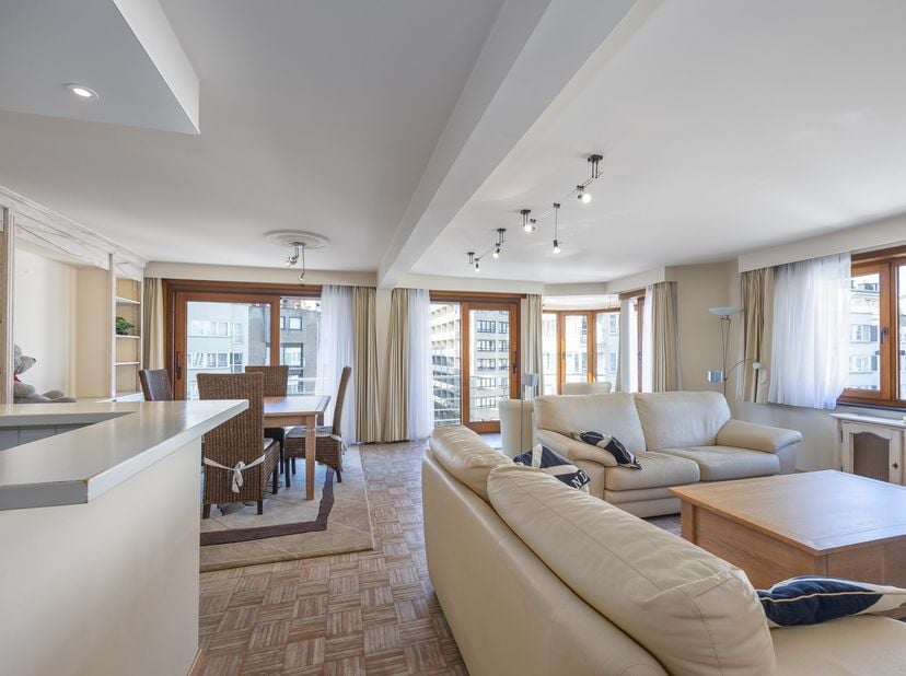 SPACIEUX APPARTEMENT D’ANGLE AVEC 2 CHAMBRES, TERRASSE PRIVÉE ET GARAGE INDIVIDUEL À LA RÉSIDENCE ARIANE<br />
Découvrez ce spacieux appartement d’ang