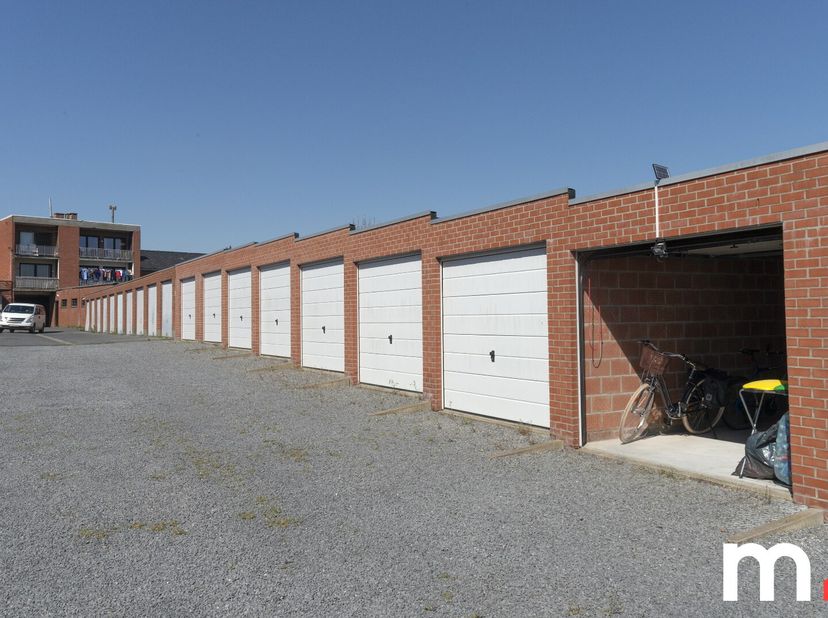 Garage te koop in Lendelede!<br />
 ideaal gelegen vlak bij alle invalswegen!<br />
Deze ruime en veilige garage biedt niet alleen een uitstekende opl