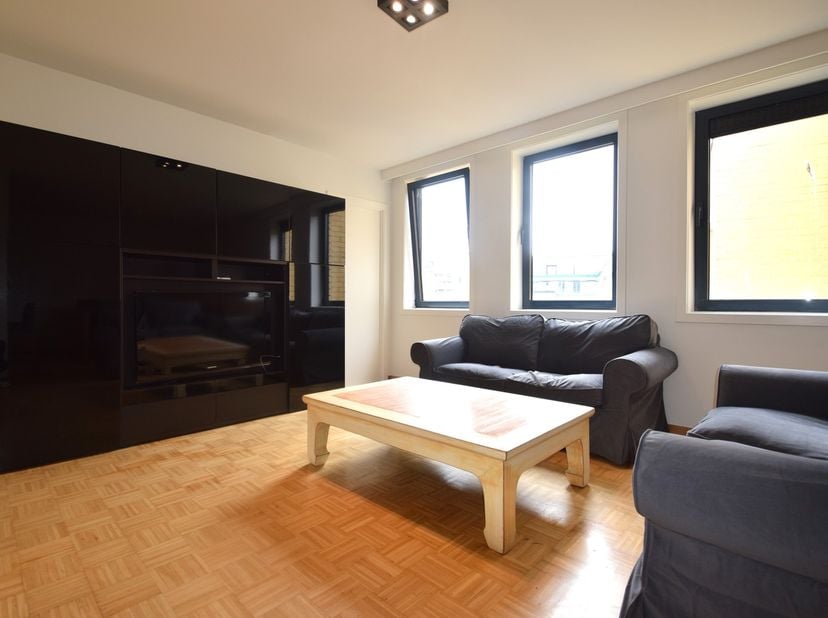 Het appartement is gelegen op unieke locatie in Gent centrum aan het Sint-Michielsplein. Hierdoor geniet u van tal van winkels, eetgelegenheden, het o