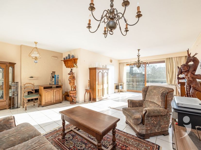 Dit appartement van 93 m² bevindt zich op de eerste verdieping van een residentie uit 1963, gelegen aan de Begijnenweide in Mechelen. <br />
Dankzij