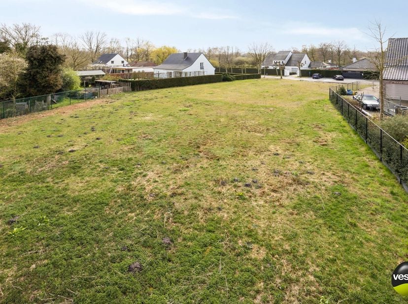 Deze ruime bouwgrond voor open bebouwing is gelegen in de Viartenstraat 30 in Zonhoven, een rustige en residentiële doodlopende straat. Dankzij het be