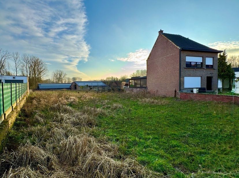 TE KOOP - Deftinge : mooi stuk bouwgrond te koop. Met een oppervlakte van 730 m2 biedt dit stuk grond voldoende ruimte voor de bouw van uw droomwoning