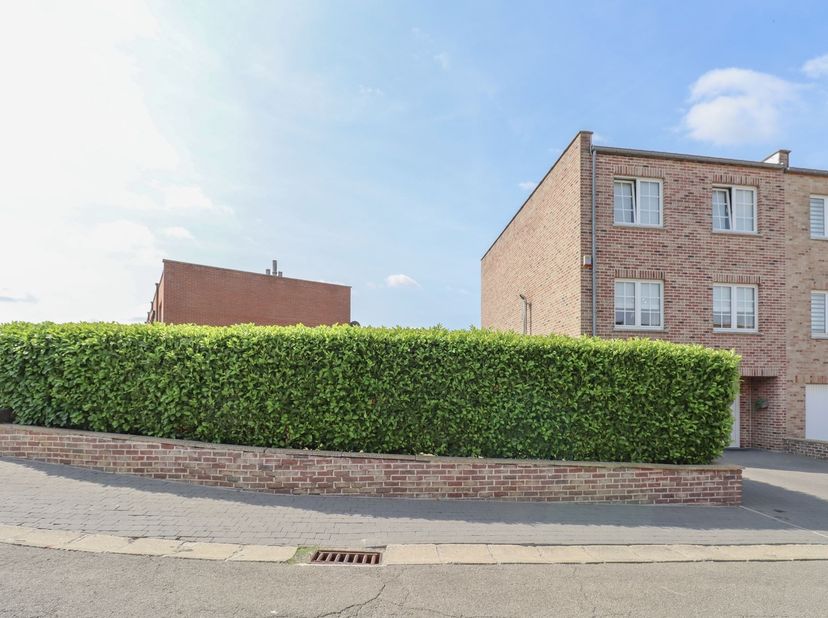 Superbe maison 3 façades de type bel étage située dans le quartier Bel Air de Châtelineau. <br />
<br />
Celle-ci se compose de la manière suivante