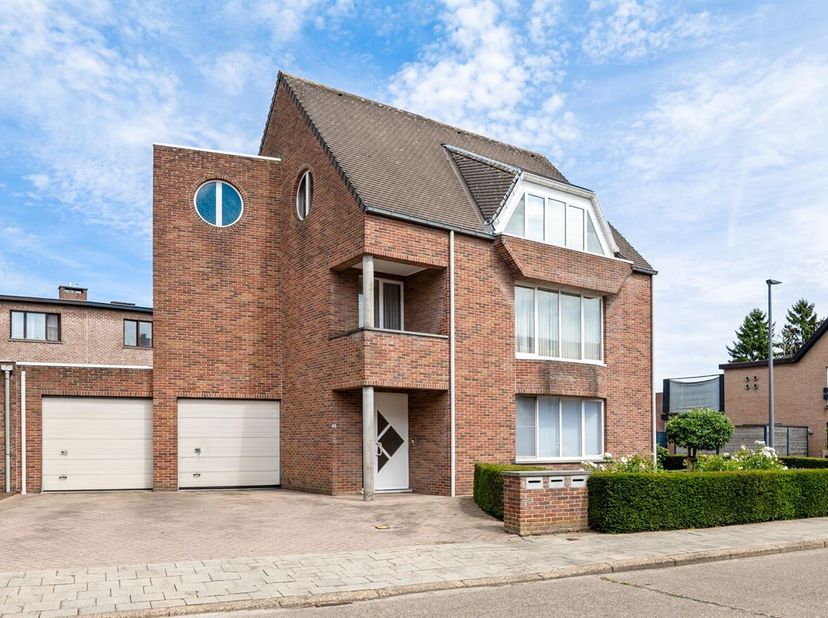 Verhuurd opbrengsteigendom bestaande uit 3 appartementen met garages en staanplaatsen<br />
Deze opbrengsteigendom bestaande uit drie verhuurde appart