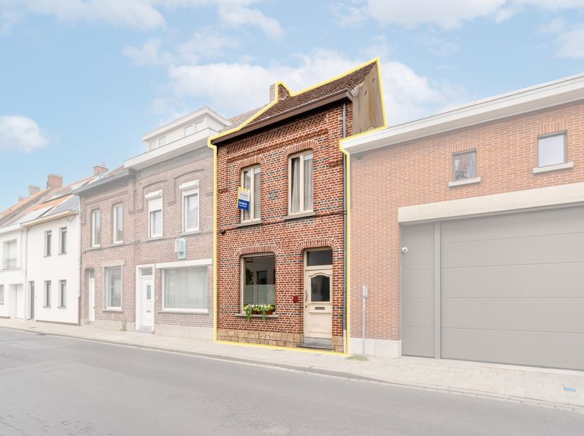 Deze ruime stadswoning is centraal gelegen in het centrum van Izegem en biedt verrassend veel woonruimte, met maar liefst vier slaapkamers en een geze