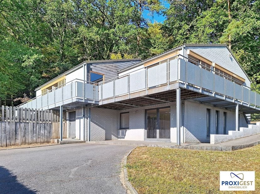 Agréable villa 5 chambres avec terrasses, jardin et grand parking dans un clos résidentiel de qualité. Cette maison, sur deux niveaux, se compose de :