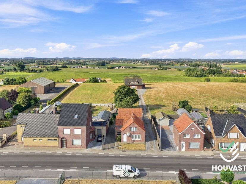 Deze woning bevindt zich aan de Klerkenstraat in Houthulst, in open bebouwing en omringd door landelijke vergezichten. Het pand ligt op een perceel va