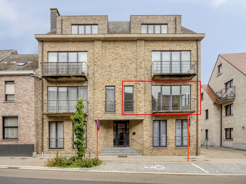 Vous recherchez un appartement soigné avec une grande terrasse et un emplacement idéal à proximité des commerces, des transports en commun et de la ga
