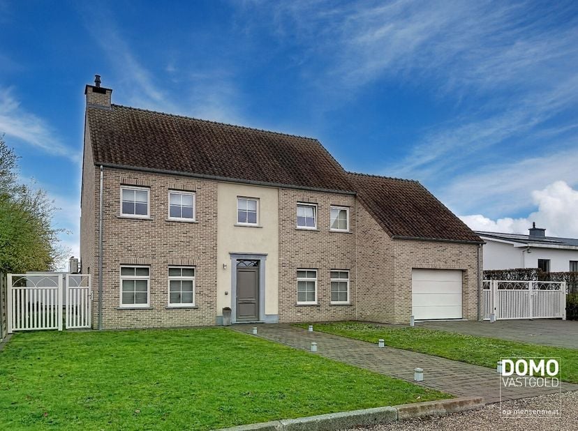 Instapklare villa gelegen in het landelijke Herk-de-Stad. Het perceel is voorzien van een volledig uitgeruste paardenaccommodatie, perfect voor liefhe