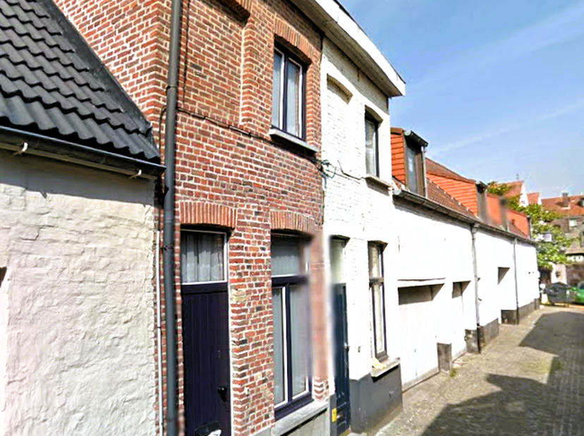 In een doodlopend straatje, op wandelafstand van ’t Zand en de groene Stadvesten, vind je dit gezellige huisje.<br />
<br />
Het huisje verkeert in ee
