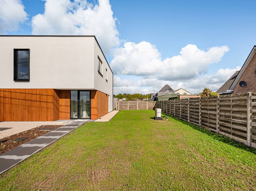 Deze nieuwbouwwoning wordt de komende weken volledig afgewerkt volgens de kenmerken van de linke woning en omvat een inkomhal met gastentoilet, woonka