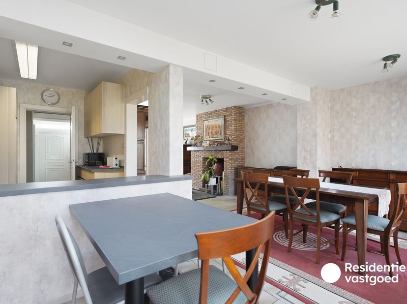Deze verzorgde bel-étagewoning is rustig gelegen in Sint-Michiels, op korte afstand van winkels, scholen, openbaar vervoer en belangrijke invalswegen.
