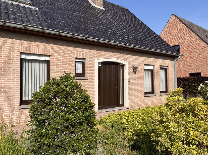 Stevige villa met prachtige tuin te huur in Kortemark<br />
<br />
In de Vladslostraat 4B te Kortemark bevindt zich deze ruime en degelijk gebouwde vi